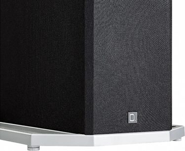 Definitive Technology BP9080 sort gulvhøjttaler, nærbillede af det nederste højre hjørne forfra, sort stofbeklædning