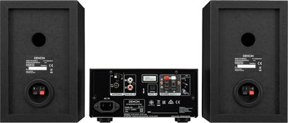 Denon D-T1 sort hi-fi minianlæg, set forfra, med to højttalere på hver side af den centrale enhed med sort front og knapper
