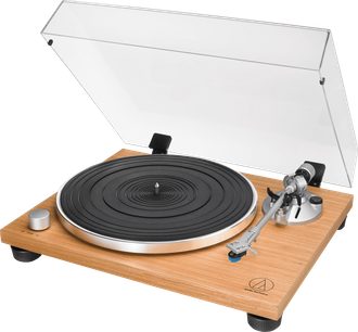 Audio Technica AT-LPW30TK lyspladespiller i lyst træ med sort pladedrev, tonarm og gennemsigtig støvbeskyttelseskappe