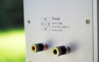 Thrax Lyra 5101117 knygų lentynos garsiakalbiai, pagaminti ES, raudonų ir geltonų garsiakalbių priekinis vaizdas ant balto fono