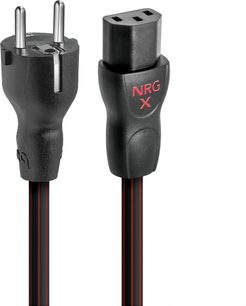 Audioquest NRG-X3 3 m strømkabel med sort plastikbeklædning og tynde røde striber, Schuko-hanstik og IEC C13-hunstik i sort tekstureret plast, tæt på-fra forsiden