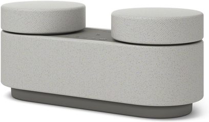 Bezprzewodowy głośnik Sony HT-AX7, widok z trzech czwartych, prostokątny kształt z dwoma cylindrami na górze, szary materiał