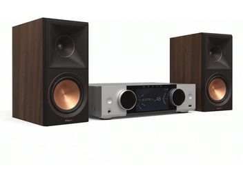 Sølvfarvet Onkyo hi-fi-anlæg med to Klipsch-højttalere i træfinish og kobberfarvede højttalerenheder