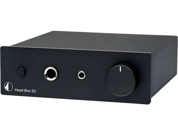 Visokokakovostni slušalkarski predojačevalnik Pro-Ject Head Box S2 črne barve, pogled od spredaj pod kotom, pravokotno ohišje, 2 priključka za jack, vrtljiv gumb