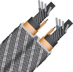 Strømkabel med sort og hvid flettet kappe, grå og kobberfarvede snoede ledere, cylindriske guldbelagte stik.