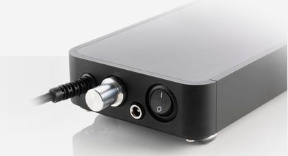 Alimentatore esterno ClearAudio Smart Power 12V nero, case rettangolare nero opaco, pulsanti e connettori sul lato