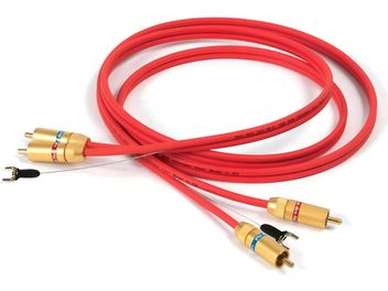 Van den Hul The ISIS RCA/RCA 1m sarkans phono kabelis ar PVC apvalku, skatīts no augšas, satīts, aprīkots ar četrām zeltītām RCA spraudņiem ar sarkaniem un ziliem gredzeniem un melnu zemējuma vadu ar dakšveida uzgali.