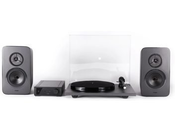 Platan vinil hi-fi Rega System One cu capac transparent, amplificator negru dreptunghiular, 2 boxe negre dreptunghiulare