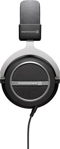 Sluchátka Beyerdynamic Amiron home s otevřenou konstrukcí, boční pohled, kulatý černý náušník, polstrovaný pásek, černý kabel