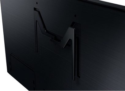 Samsung QE65Q900R TV i sort, set fra siden, der viser den slanke profil og det metalliske støtteben