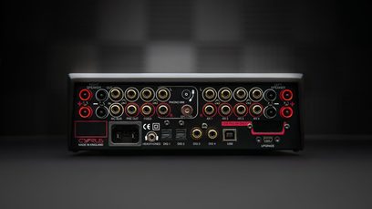 Cyrus i7-XR sort hi-fi stereoforstærker, set forfra, med røde og sorte bagbeklædte stik, LED-display, fremstillet i England