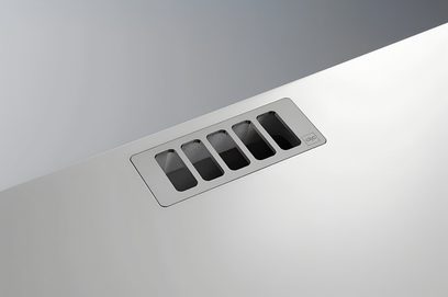 Bílá horní deska AV nábytku Clic TV Series Model TV77" 20S s kovovou ventilační mřížkou, šikmý pohled shora