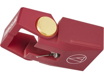 Diamante Audio Technica AT-VMN45xML rosso in plastica opaca con inserto dorato, logo bianco e cantilever visibile, vista prospettica a tre quarti