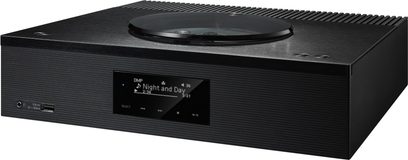 Czarny system audio Technics SA-C600EG-K, widok z przodu, wyświetlacz LCD pokazujący "Night and Day", zintegrowana odtwarzacz CD