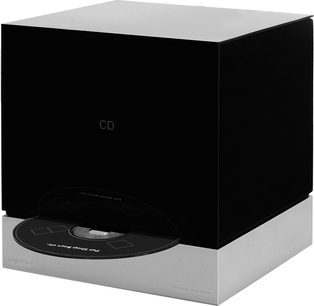 Tangent Fjord, sort CD-afspiller med LED-skærm, på grå sokkel, set forfra i let nedadgående vinkel