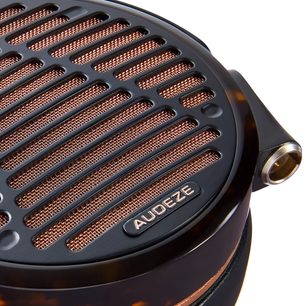 Audeze LCD-5s hi-fi austiņas tuvplānā ar melnu ausu uzliku un atvērtu vara režģi