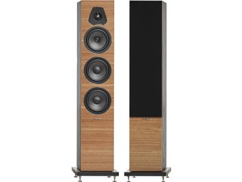 Sonus Faber Lumina III pähklipuust põrandakõlarid eestvaates nähtavate valjuhääldite ja eemaldatava musta võrega