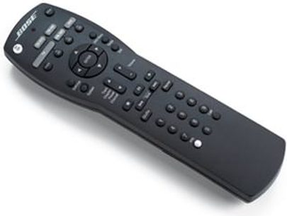 Sort Bose 321 fjernbetjening set forfra, med numeriske knapper, navigationsknapper og lydstyrkeknapper