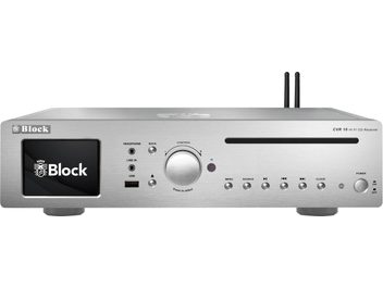 Sistema hi-fi tutto in uno Block CVR-10 argento in alluminio spazzolato, vista frontale, dotato di uno schermo nero a sinistra, una manopola centrale, una fessura per lettore CD a destra, una fila di piccoli pulsanti e due antenne posteriori visibili