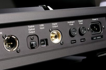 Rückansicht des Rega Isis CDP CD-Players mit Toslink-, USB-, analogen und digitalen Anschlüssen in Nahaufnahme