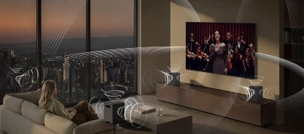 Moderni svetainė su sieniniu televizoriumi ir erdvinio home cinema sistema, pavaizduota garso bangomis aplink sofą