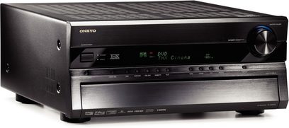 Wzmacniacz kina domowego Onkyo TX-SR806 w kolorze czarnym, przedni panel z wyświetlaczem, przyciskami i pokrętłami regulacyjnymi, widok z trzech czwartych