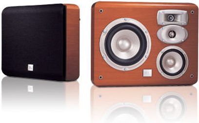 JBL L820 bagbåffert i lyst træ, set forfra og fra siden, med centralhøjttaler, diskant og basrefleks