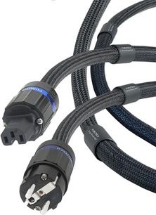 Primo piano in prospettiva sul cavo di alimentazione Furutech Origin Power NCF-E (R) da 1,5 m, guaina intrecciata nero antracite con bordi blu, anelli di identificazione neri serigrafati, connettore femmina IEC nero e spina maschio metallica a due poli