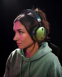 Cuffie hi-fi wireless Audeze Maxwell Xbox Wasabi indossate, vista di profilo sinistro, archetto nero, cuscinetti circolari verdi