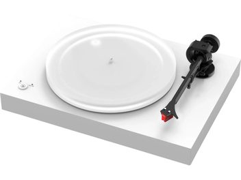 Pro-Ject X2B szaténfehér bakelitlemez-lejátszó felülnézetben, fehér tányérral és fekete hangkarral