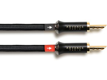 Cablu de boxe Advance Paris Link Speaker 2x4m, vedere laterală în prim-plan, înveliș împletit din nailon negru, capete cilindrice metalice negre cu logo auriu, conectori tip banană placați cu aur și marcaje de polaritate gri și roșu cu săgeată albă