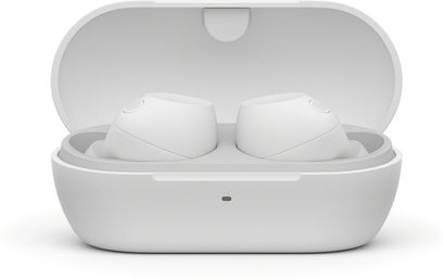 Вид спереду білих матових пластикових навушників Sony WF-C710N, розміщених у відповідному овальному зарядному кейсі з відкритою кришкою та переднім індикатором стану