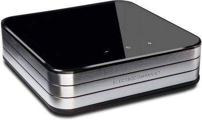 Electrocompaniet RENA SA-2, set fra en vinkel, rektangulært kabinet, sort blank overflade, metal sider, berøringsknapper