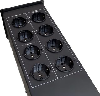 Sort Taga Harmony PF-1000DC-strømfordeler med 8 justerede Schuko-udtag, set skråt ovenfra