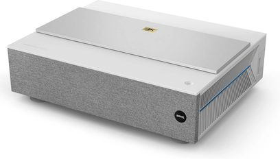 Benq V6000 lysegrå videoprojektor, trekvartfremvisning forfra, topvisning med gyldent logo