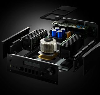 Amplificatore hi-fi stereo Yamaha R-N2000A nero, vista frontale dall'alto, coperchio aperto che rivela componenti interni e trasformatore toroidale