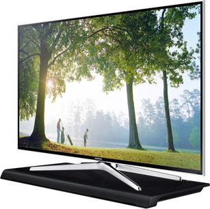 Plochá televize Samsung zobrazující mlhavý les s lidskými siluetami v popředí