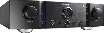 Marantz PM-KI pearl stereo hi-fi forstærker, sort front med sølvfarvede knapper og drejeknapper, blåt display, set forfra
