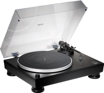 Audio Technica AT-LP5X sort pladespiller, 3/4 forvisning fra højre forside, transparent låg åben, tonearmen synlig