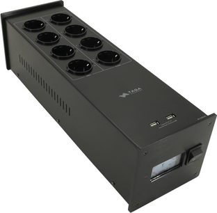 Taga Harmony PF-1000LPS sort, set fra en vinkel, 8 runde stik, 2 USB-porte, afbryder, voltmeter, rektangulært kabinet