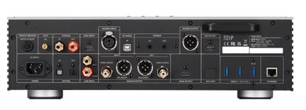 Bagpanel af en lydenhed med RCA-, XLR-, HDMI-, USB-, Ethernet-stik, AC-strømforsyning, optiske porte og afbryder