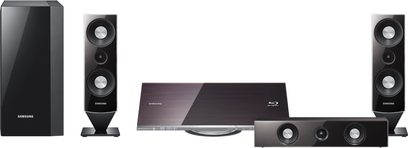 Samsung HT-C7300 hjemmebiografsystem bestående af to højttalertårne, en subwoofer, en Blu-ray-afspiller og tre satellithøjttalere