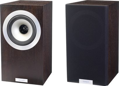 Regálové reproduktory Tannoy Revolution DC4 espresso, pohled zepředu a z boku, tmavé dřevěné provedení, bílý reproduktor