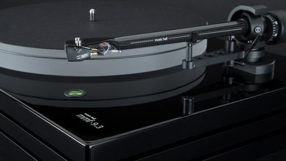 Music Hall MMF 9.3SE sort pladespiller, nærbillede ovenfra af den kulfiber-tonarm med pickup