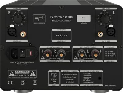 Korkealaatuinen punainen Performer S1200 -tehovahvistin takaa katsottuna, XLR- ja RCA-liittimet, kaiutinliitännät, kytkin ja tarrat näkyvissä
