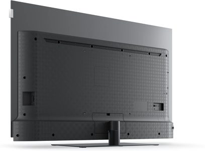 Loewe We. SEE 55 OLED dc Fernseher in Schwarz, von hinten gesehen, mit flachem zentralem Standfuß und seitlichen Anschlüssen