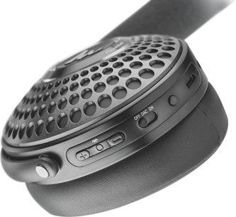 Auriculares hi-fi Focal Bathys MG grises, primer plano de la orejera con rejilla perforada y controles laterales grises