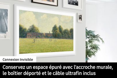 Samsung F-TQ65LS03D-BF, rektangulær skærm, hvid ramme, set forfra, hængt på væggen, omgivet af billedrammer