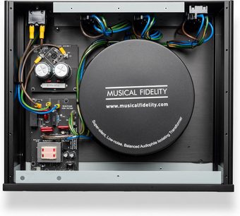Strømrenser Musical Fidelity BPC 10, set oppefra, sort ringkerne-transformator, farvet kabelføring, elektroniske komponenter