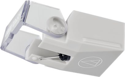 Diamant pro gramofonovou přenosku Audio Technica AT-VMN70xSP v světle šedém plastovém provedení, kovový cantilever a průhledný ochranný kryt, pohled ze tří čtvrtin